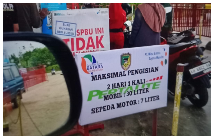 usai Rapat Dengar Pendapat (RDP) di gedung DPRD, SPBU Perusda Batara membangun memasng pengumuman bagi pelanggan. Foto.Deni/1tulah.com