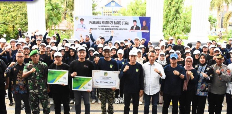 Pj. Bupati Barito Utara Drs. Muhlis bersama kontingen Festival Budaya Isen Mulang Barito Utara di halaman Rumah Jabatan Bupati, Minggu (12/5/2024). Foto:Delia/1tulah.com
