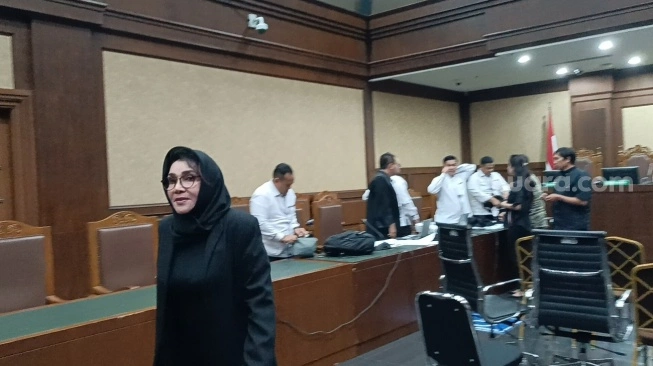 Anak Cucu Salaman Dengan SYL Usai Sidang, Istri Cuek Langsung Pergi. (sumber: suara.com)