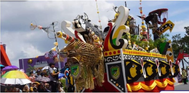 Mobil hias Pemkab Barut dengan tema “Tradisi Manyaluang’ turut menyemarakkan Karnaval Budaya Isen Mulang Tahun 2024 yang digelar oleh Pemerintah Provinsi Kalimantan Tengah di Bundaran Besar Palangkaraya, Minggu (19/5/2024).Foto:Istimewa/Pemkab Barut

