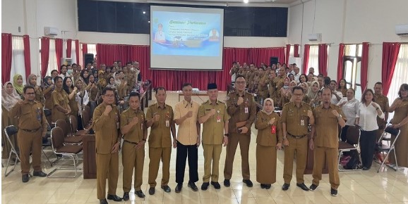 Pj. Bupati Barsel, H. Deddy Winarwan (tengah) didampingi Sekda, para Asisten, Kepala DKPPP Ida Safitri serta sejumlah Kepala OPD saat berfoto bersama usai membuka kegiatan seminar pertanian di Aula Kantor BAPPEDA, Senin (13/5/2024). Foto. Alifansyah/1tulah.com

