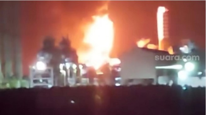 Kilang Pertamina Balikpapan terbakar pada Sabtu (25/05/2024) pukul 04.00 Wita. [SuaraKaltim.id/Arif
Fadillah]