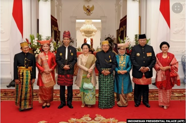 Presiden Joko Widodo bersama istri Iriana, Wakil Presiden Jusuf Kalla dan istri Mufidah serta mantan presiden BJ Habibie, Megawati Sukarno Putri, dan Susilo Bambang Yudhoyono, serta istri Ani (kanan) saat foto bersama di Istana Presiden. (Foto: via AFP)