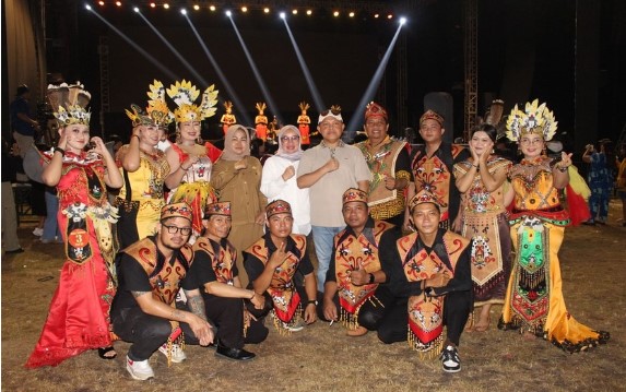 Pj. Bupati, H. Deddy Winarwan didampingi Ketua TP PKK Kabupaten berserta Kepala DSPMD dan Kepala Disporaparbud saat berfoto bersama kontingen Kabupaten Barsel, di Palangka Raya, Senin (20/5/2024). Foto. Alifansyah/1tulah.com