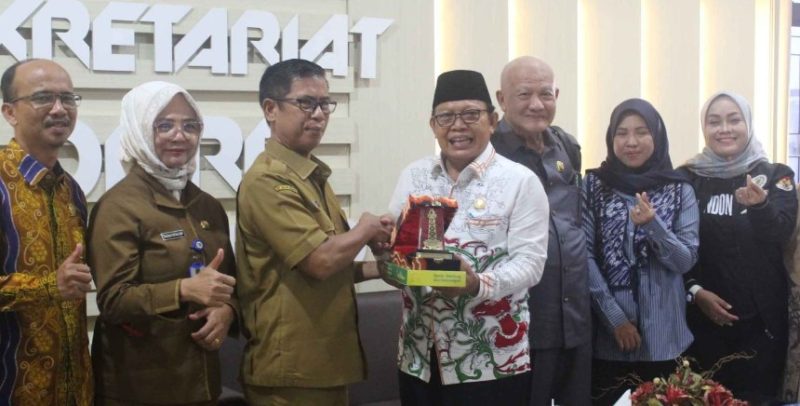 Ketua Komisi I DPRD Tabalong, kalsel, saat menyerahkan cinderamata kepada Setwan DPRD Barito Utara, Drs Edwin Tuah, Selasa (14/4/2024).Foto.Delia/1tulah.com