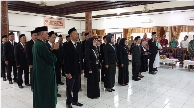 Sebanyak 30 orang anggota PPK terpilih se-Kabupaten Barsel saat dilantik dan diambil sumpah/janjinya, bertempat di Aula Kantor KPU Barsel, Kamis (16/5/2024). Foto. Alifansyah/1tulah.com
