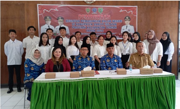 Plt Kepala Diskanertrans Barsel, Sufian Arifin (tengah) didampingi Kepala Bidang Pelatihan Kerja dan Penempatan Tenaga Kerja, Sahala Junjungan Sitorus (tengah kanan) bersama jajaranya saat berfoto bersama peserta PDN tahun 2024,bl bertempat di Aula Kantor UPT BLK Buntok, Senin (20/5/2024). Foto. Alifansyah/1tulah.com
 
