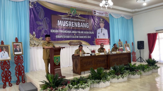 
Pj. Bupati Barsel, H. Deddy Winarwan diatas mimbar saat bepidato sebelum membuka acara Musrenbang LKPJPD 2025-2045, bertempat di Aula Kantor Bappeda, Selasa (30/4/2024). Foto. Alifansyah/1tulah.com

