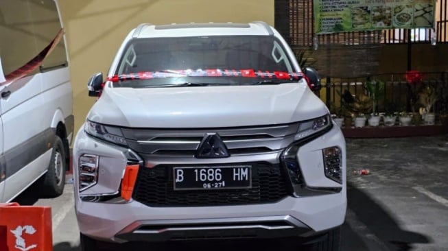 Mobil Mitsubishi Pajero Sport Dakar milik SYL disita penyidik KPK di lahan kosong kawasan Perumahan Bumi Permata Hijau, Makassar, Sulawesi Selatan pada Selasa (21/5) (sumber: suara.com)