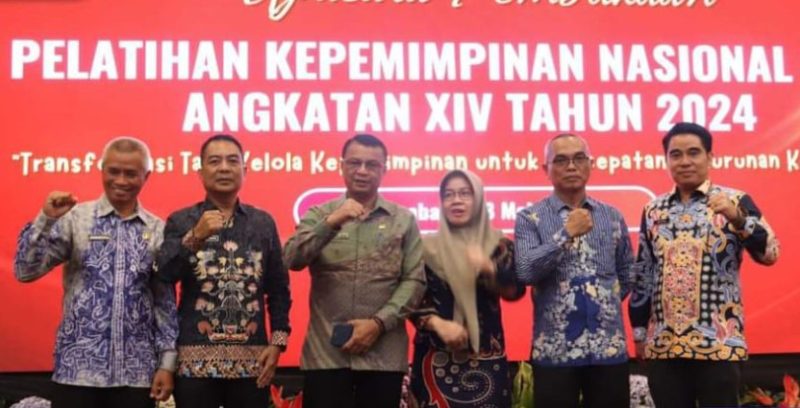 Pj. Sekretaris Daerah Kabupaten Barito Utara Drs. Jufriansyah, MAP didampingi Kepala BKPSDM Kabupaten Barut Hj. Sri Hartati, S.Pi., M.IP dan jajarannya menghadiri Pembukaan Pelatihan Kepemimpinan Nasional (PKN) Tk. II Angkatan XIV Tahun 2024.Foto:Istimewa Pemkab Barut