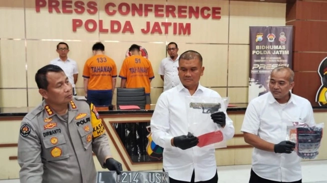 Polisi menunjukkan barang bukti dan tersangka penembakan di Surabaya dan Tol Waru saat merilis kasus tersebut di Mapolda Jawa Timur, Senin (27/5/2024) (sumber; suara.com)