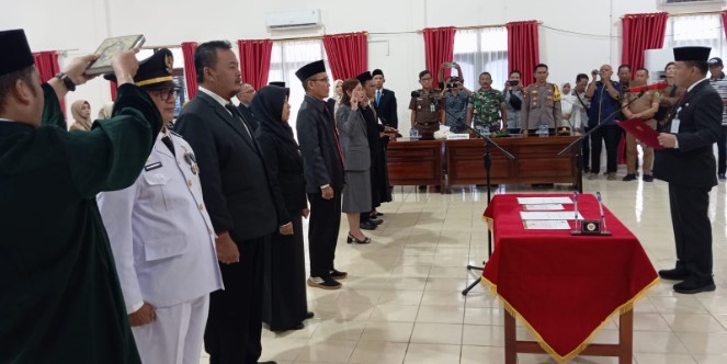 Pj. Bupati Barsel, H. Deddy Winarwan (kanan) saat membacakan sumpah/janji kepada 6 orang pejabat eselon III dan IV yang dilantik, bertempat di Aula Kantor Bappeda, Selasa (28/5/2024). Foto. Alifansyah/1tulah.com