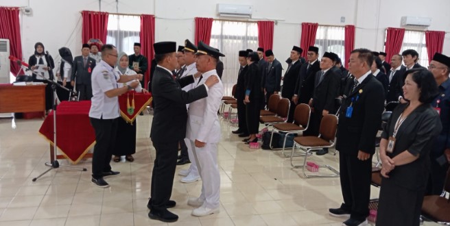 Pj. Bupati Barsel, H. Deddy Winarwan saat menyematkan pangkat ke salah satu Camat yang di lantik usai membacakan pelantikan dan pengambilan sumpah/janji, Rabu (22/5/2024). Foto. Alifansyah/1tulah.com