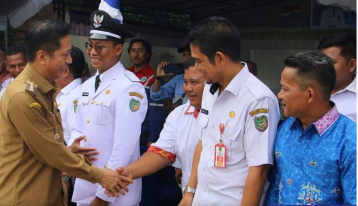 Pj. Bupati Barito Utara, Drs. Muhlis usai pelantikan kepala desa antar waktu desa Bintang Ninggi II kecamatan Teweh Selatan kabupaten Barito Utara periode 2024-2028 di halaman kantor Desa Bintang Ninggi II, Rabu (22/5/2024). Foto:Delia/1tulah.com