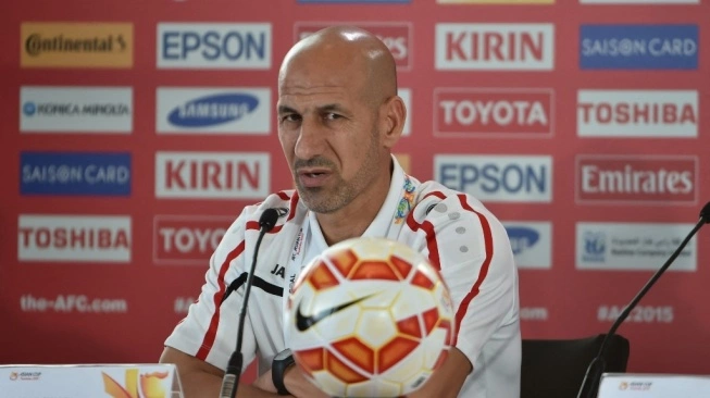 Pelatih Irak Radhi Shenaishil menghadiri konferensi pers sebelum pertandingan sepak bola semifinal Piala Asia AFC di Sydney pada 25 Januari 2015 (sumber: suara.com)