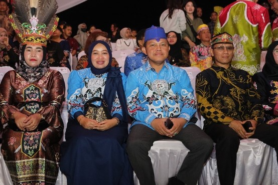 H. Deddy Winarwan Pj. Bupati Barsel didampingi Kertua TP PKK, Hj. Erna Ardiani Palupi saat menghadiri acara penutupan FBIM dan FKN 2024, di Palangka Raya, Jumat (24/5/2024) malam. 
Foto. Alifansyah/1tulah.com
