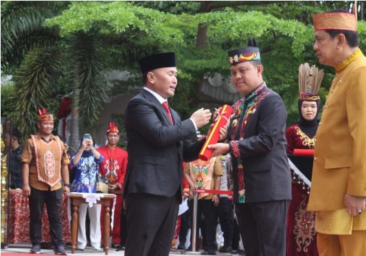H. Deddy Winarwan saat menerima SK perpanjangan masa jabatan sebagai Pj. Bupati Barsel (kanan) dari Gubernur Kalteng, di Palangka Raya, Senin (27/5/2024). Foto. Alifansyah/1tulah.com

