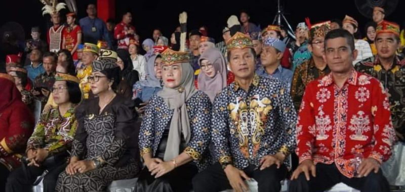 Pj.Bupati Barito Utara didampingi ibu Marsiana Muhlis saat pembukaan Festival Budaya Isen Mulang (FBIM) tahun 2024 di Palangka Raya, Sabtu (18/5/2024). Foto:Delia/1tulah.com