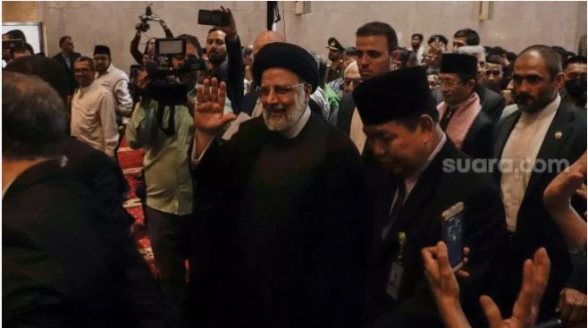 Presiden Iran Ebrahim Raisi menyapa warga saat berkunjung ke Masjid Istiqlal, Jakarta, Rabu (24/5/2023).
[Suara.com/Alfian Winanto]