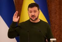 Presiden Ukraina Volodymyr Zelenskyy memberi isyarat saat konferensi pers dengan Presiden Finlandia Alexander Stubb, di Kyiv, Ukraina, Rabu, 3 April 2024. (Foto: AP)