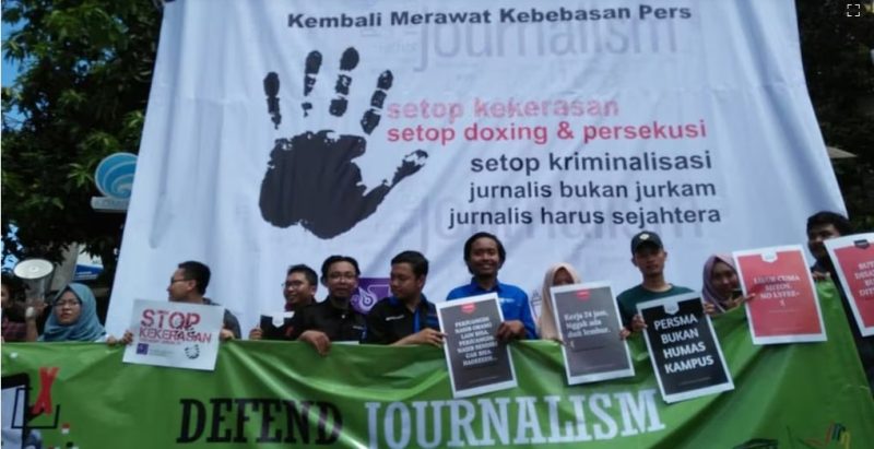 Jurnalis anggota AJI dan PPMI Kota Solo berorasi dalam peringatan Hari Kebebasan Pers Sedunia di Monumen Pers, Solo. (Foto dok.: AJI Solo)