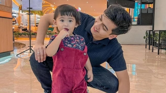 Teuku Ryan bersama sang putri, Moana. (sumber: suara.com)