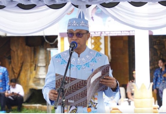 Pj Sekretaris Daerah Kabupaten Barito Utara Drs.Jufriansyah,M.AP, mewakili Pj Bupati Barito Utara  bertindak selaku Inspektur Upacara pada peringatan Hari Jadi ke-67 Provinsi Kalimantan Tengah yang juga sekaligus dirangkai dengan peringatan Hari Kebangkitan Nasional (Harkitnas) di halaman Kantor Bupati Barito Utara, Senin (27/5/2024).Foto:Delia/1tulah.com