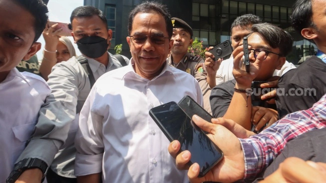 Sekretaris Jenderal (Sekjen) DPR RI Indra Iskandar (tengah) meninggalkan Gedung Merah Putih Komisi Pemberantasan Korupsi (KPK), Jakarta, Rabu (15/5/2024) (sumber: suara.com)