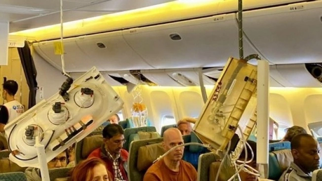 Potret Dalam Pesawat Singapore Airlines: Penumpang Panik, Pramugari Berlumuran Darah (sumber: suara.com)