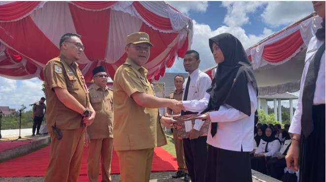 H. Deddy Winarwan, Pj. Bupati Barsel (tengah) didampingi Sekda, Edy Purwanto (kiri) saat menyerahkan SK pengangkatan kepada 337 orang PPPK formasi tahun 2023 secara simbolis, bertempat di halaman kantor BKPSDM, Selasa (30/4/2024). Foto. Alifansyah/1tulah.com