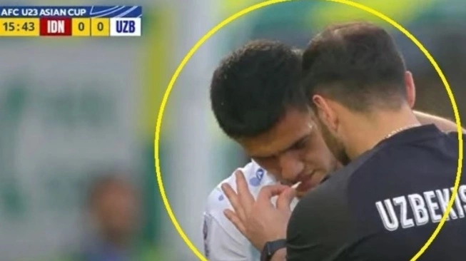 Striker Uzbekistan U-23 menghirup amonia. (sumber: suarra.com)
