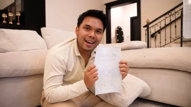 Sebelum melamar, Thariq Halilintar mengirim undangan mengajak ngopi ke Aaliyah Massaid dalam bentuk kertas lembar. (sumber: suara.com)