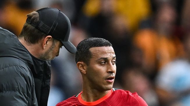Gelandang Liverpool, Thiago Alcantara (kanan) dan pelatih Jurgen Klopp. (sumber: suara.com)