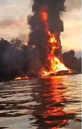 Kapal Tugboat yang diduga bermuatan minyak meledak di perairan DAS Barito di Kabupaten Barsel, Senin (13/5/2024) pagi. Foto:Tangkapan Layar