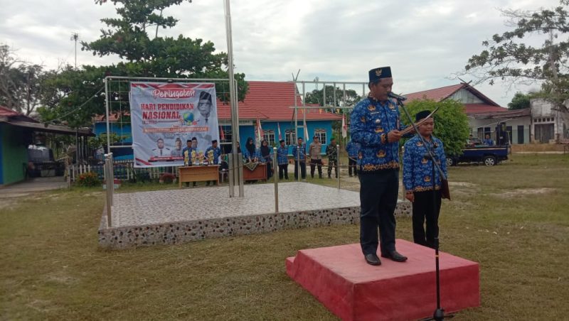 Upacara Peringatan Hari Pendidikan Nasional (Hardiknas) di Halaman Kantor Kecamatan Kapuas Kuala, bertindak selaku Inspektur Upacara Camat Kapuas Kuala Nurcahyono, Senin Pagi (6/5/2024). Diskominfo Kapuas