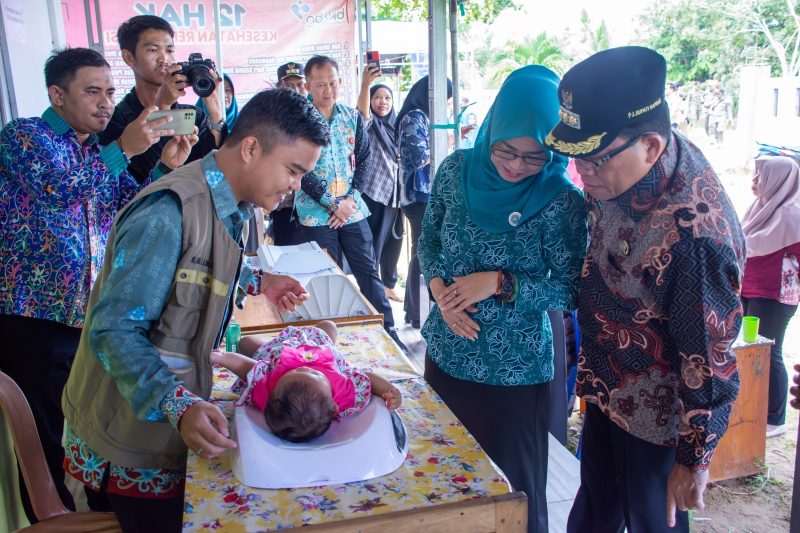 Pj Bupati Kapuas Erlin Hardi didampingi Pj Ketua TP PKK Agustina Erlin Hardi meninjau pelaksanaan kick off kegiatan intervensi serentak pencegahan stunting dan pengelolaan dapur sehat atasi stunting, bertempat di Halaman Kantor Desa Wargo Mulyo, Kecamatan Kapuas Kuala, Kamis (6/6/2024) pagi. Foto: Pemkab Kapuas