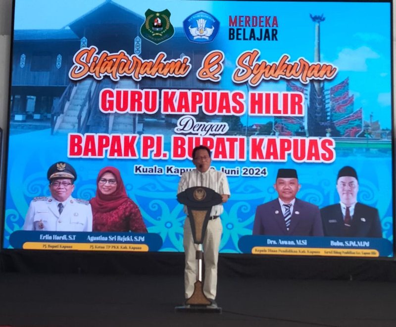 Pj Bupati Kapuas Erlin Hardi memberikan sambutan pada kegiatan silaturahmi dan syukuran Guru PPPK Kecamatan Kapuas Hilir di Aula Rujab Bupati Kapuas, Minggu (9/6/2024) siang. Foto: Diskominfo Kapuas