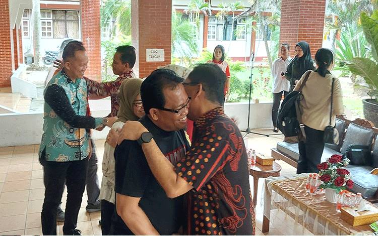Pj Bupati Kapuas, Erlin Hardi saat hadiri acara perpisahan dua pejabat purna tugas, bertempat di Aula kantor Bupati Kapuas, Jumat (3/5/2024). Foto: Borneonews.co.id