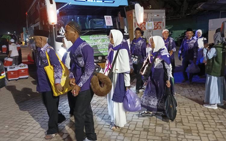 Jemaah Calon Haji asal Kabupaten Kapuas yang tergabung dalam kloter 5 telah tiba dengan selamat di Asrama Haji Banjarmasin di Banjarbaru, tadi malam. Foto: Pemkab Kapuas