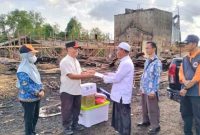 BPBD Kapuas saat salurkan bantuan untuk warga terdampak kebakaran rumah di Kelurahan Pulau Kupang RT 02, Kecamatan Bataguh. Foto: BPBD Kapuas