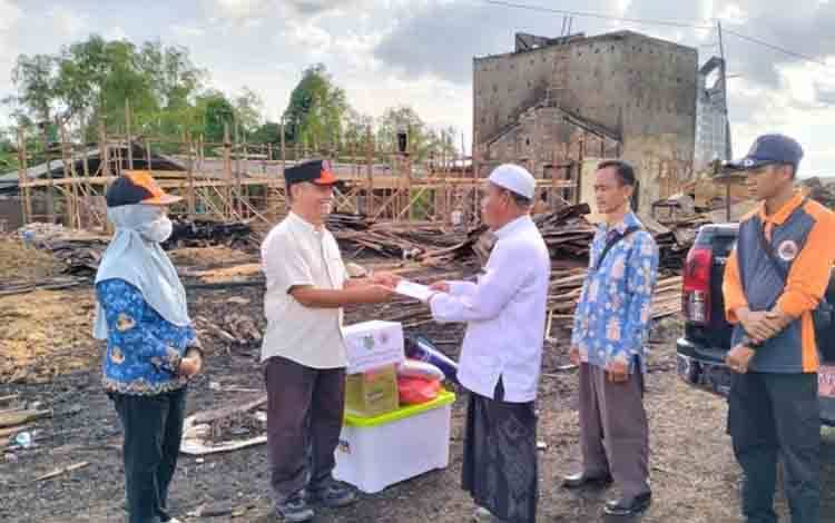 BPBD Kapuas saat salurkan bantuan untuk warga terdampak kebakaran rumah di Kelurahan Pulau Kupang RT 02, Kecamatan Bataguh. Foto: BPBD Kapuas