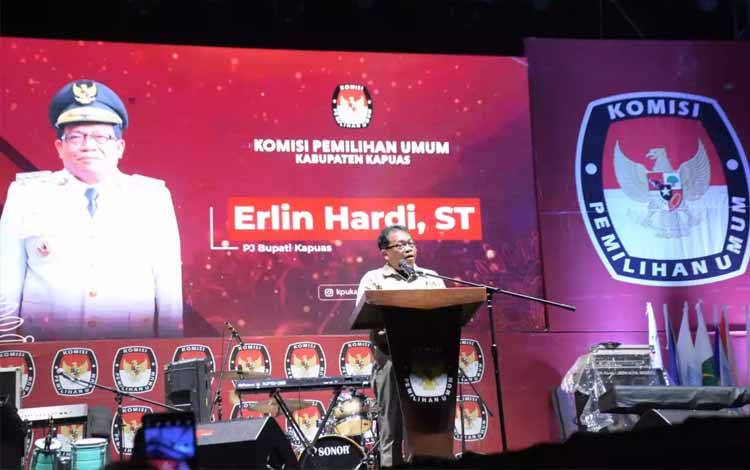 Pj Bupati Kapuas, Erlin Hardi saat menghadiri acara peluncuran Pemilihan Bupati dan Wakil Bupati Kapuas yang digelar KPU setempat di Stadion Panunjung Tarung. Foto: Pemkab Kapuas