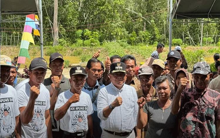 Pj Bupati Kapuas, Erlin Hardi bersama masyarakat Desa Tumbang Mangkutup, Kecamatan Mantangai. Foto: Pemkab Kapuas