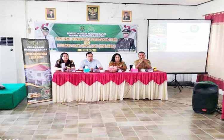 Kepala Dinas PMD Kabupaten Kapuas Budi Kurniawan menyampaikan sambutan pada acara program Jaga Desa di Kecamatan Pulau Petak, Selasa (21/5/2024). Foto: Antara via DPMD Kapuas