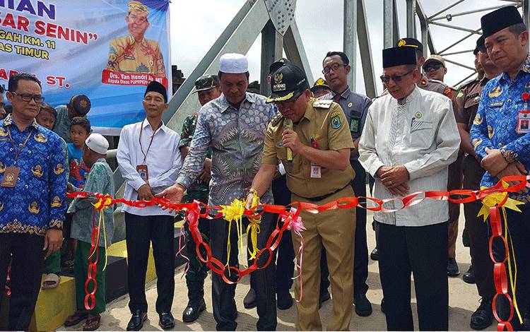Pj Bupati Kapuas Erlin Hardi saat meresmikan Jembatan Pasar Senin yang berlokasi di Desa Anjir Serapat Tengah, Kilometer (KM) 11, Kecamatan Kapuas Timur pada Senin (3/6/2024) siang. Foto: Borneonews.co.id