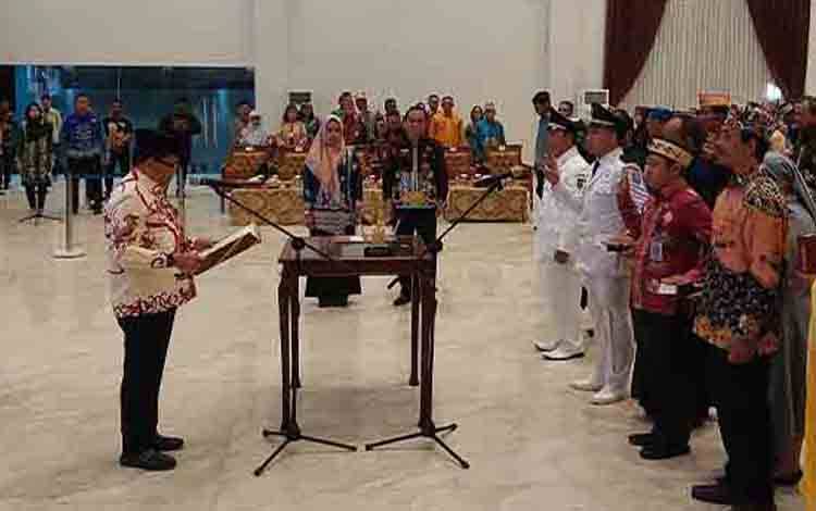 Pj Bupati Erlin Hardi melantik pejabat di lingkup Pemkab Kapuas, bertempat di Hall Rujab Bupati, Kamis (6/6/2024) malam, 6 Juni 2024. Foto: Borneonews.co.id