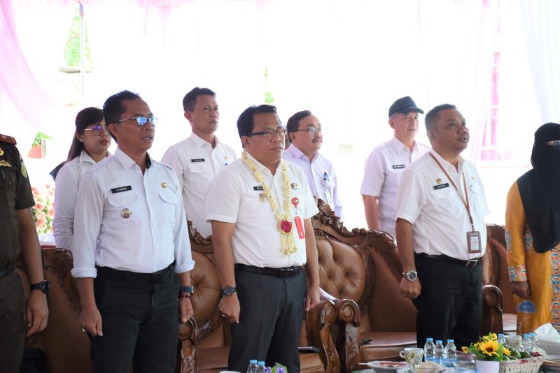 Pj Bupati Kapuas Erlin Hardi saat menghadiri kegiatan silaturahmi dan syukuran guru-guru PPPK SD se-Kapuas Murung bertempat di halaman Kantor Korwil Bidang Pendidikan setempat, Rabu (19/6/2024). Foto: Diskominfo Kapuas
