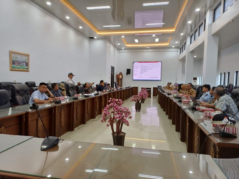 DPRD Barito Utara saat hearing dengar pendapat terkait angkutan kondensat,Selasa(4/6/2024).foto.Deni/1tulah.com