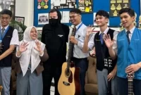 Alan Walker kunjungi SMA AL-Azhar Medan. Sumber foto : suara.com
