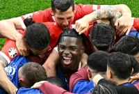 Penyerang Timnas Swiss, Breel Embolo (tengah) merayakan gol ke gawang Hungaria pada laga Euro 2024 di Cologne, Jerman, Sabtu (15/6/2024) malam WIB. Sumber foto : suara.com